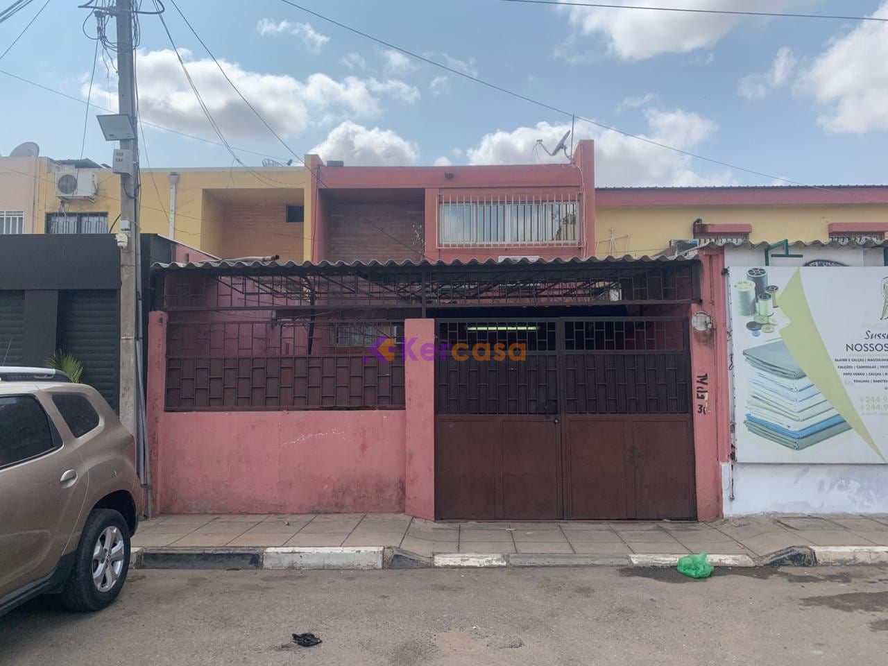 Vivenda V4 localizada no Cassenda, na rua 8